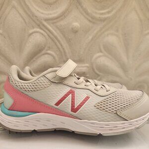 New Balance Women's sneakers. NWOT. Size 6.5